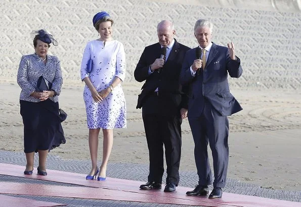 Queen Mathilde wore Natan blue print silk dress. Governor General Peter Cosgrove of Australia and his wife Lady Lynne Cosgrove