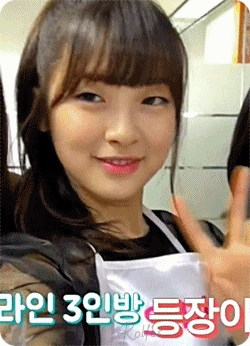 걸크러쉬인척 하는 17살 시절의 아린이.GIF | 인스티즈