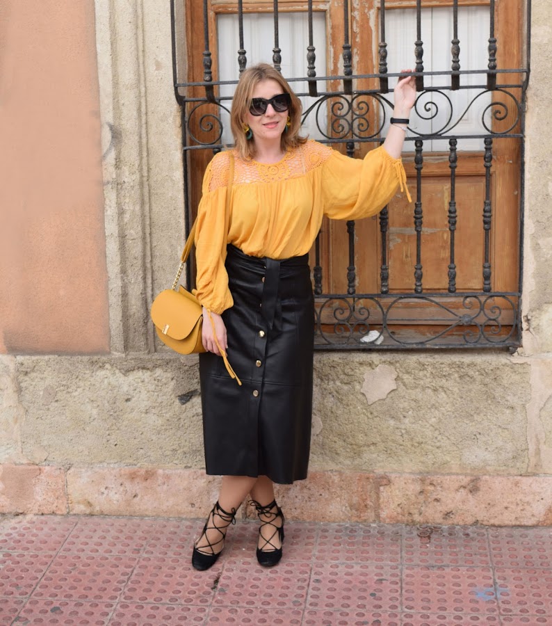 Falda_midi_con_blusa_crochet_mostaza