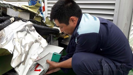 Hinh anh dau tien ve manh vo may bay tuan tham CASA 212 bi roi - Anh 9