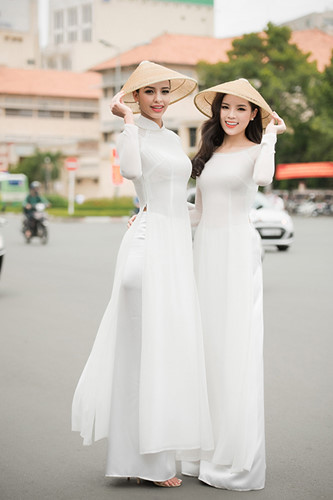 Ky Duyen cung Hoa hau Phap dien ao dai dao cho Ben Thanh - Anh 3
