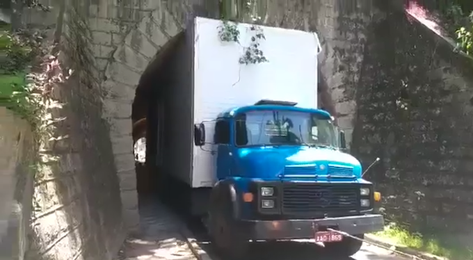 Caminhão fica preso em saída de túnel em Blumenau