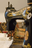 Reemplazar correa de una máquina de coser antigua con una media panty 