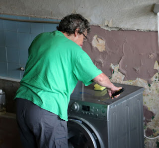 My mum cleans our washing machine My mum cleans our washing machine