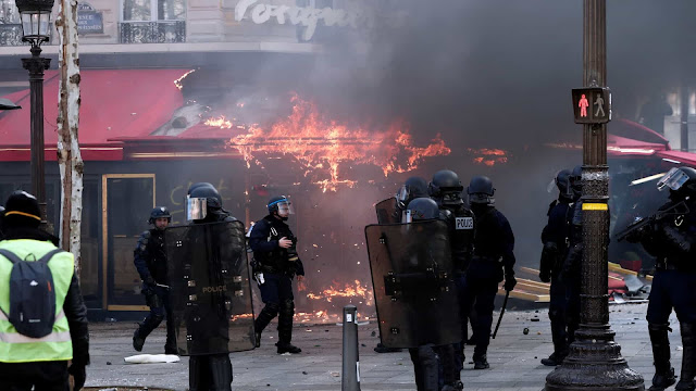 Protesto dos 'coletes amarelos' acaba com 200 presos em Paris