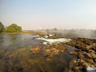 La piscine du diable devil's pool aux chutes victoria Zambie falls La piscine du diable devil's pool aux chutes victoria Zambie falls