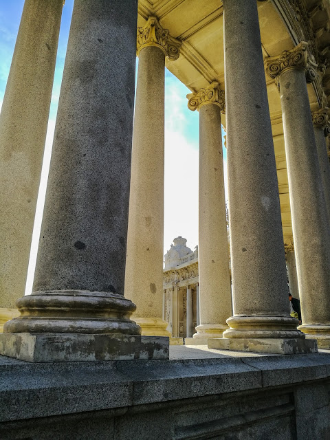 Ven a tomar el sol en el Retiro arropado por las columnas del Monumento a Alfonso XII 