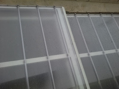 Cobertura de Policarbonato retrátil com telhas de Policarbonato click cor cristal - abre e fecha - Cobertura de Policarbonato retrátil com telhas de Policarbonato click cor cristal - abre e fecha -