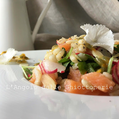 insalata d'orzo perlato con salmone affumicato e passion fruit