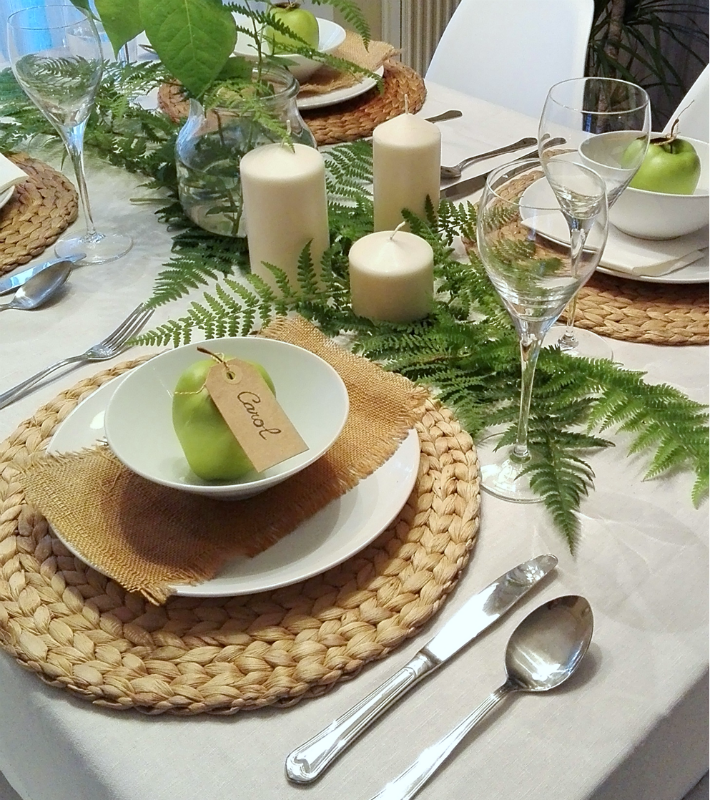 mesa decorada con helechos