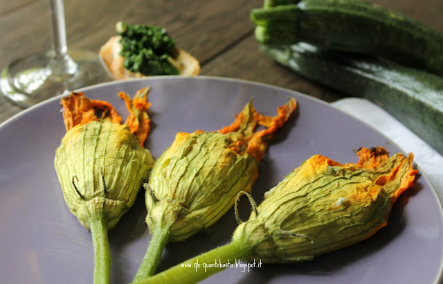 fiori di zucca al forno ripieni con ricotta, acciughe menta e limone