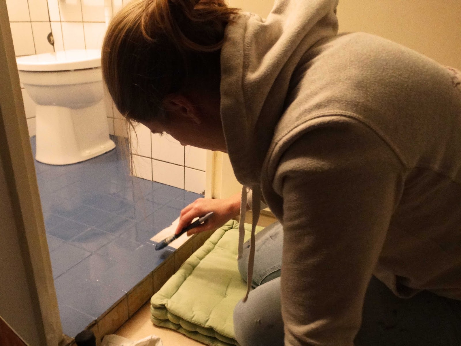 Badkamer make over: vloertegels verven judits klusboek Tegels verven badkamer