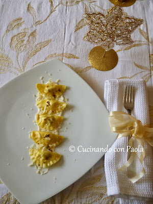 mini mezzelune ricotta e funghi con fonduta al parmigiano