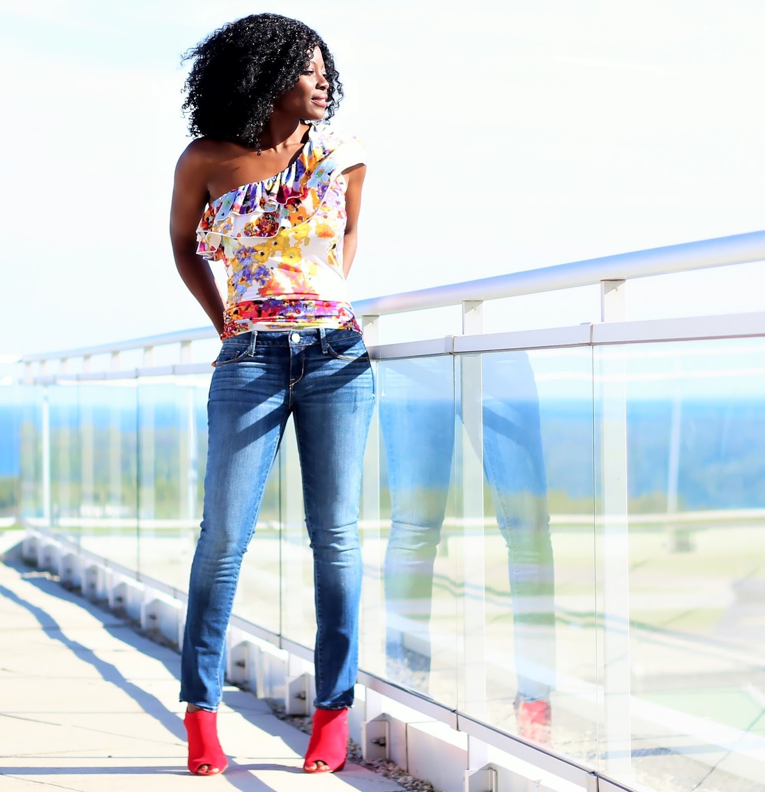 A CASUAL LOOK FOR MY ROOFTOP PATIO PARTY Wearing Forever 21 one-shoulder top & American Eagle Jeans