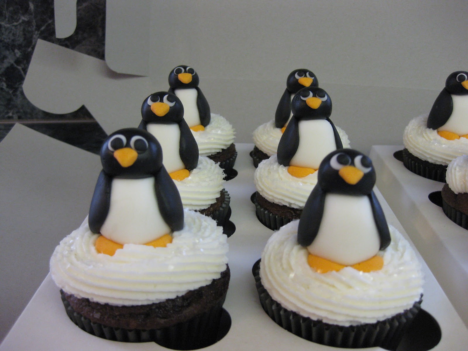 Cakes by Janelle: Penguin cupcakes