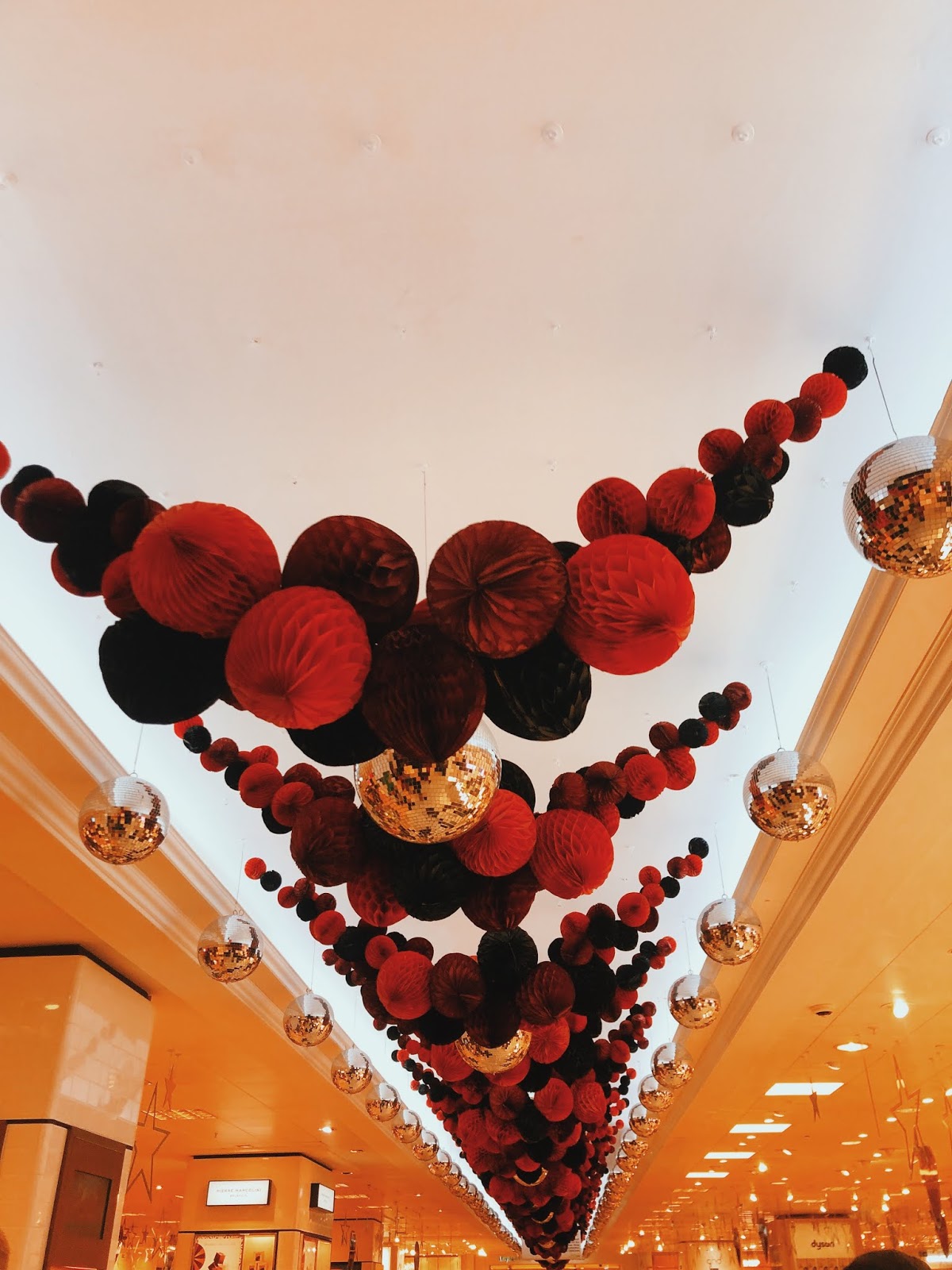 christmas in london, christmas decoration in london, christmas 2018, christmas decoration london 2018, indian blogger, london blogger, mayfair london, mayfair christmas decoration, fortnum and maison