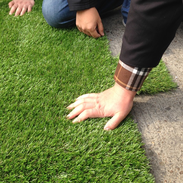 TUKANG TAMAN DENGAN RUMPUT SINTETIS YANG MEWAH - TUKANG TAMAN