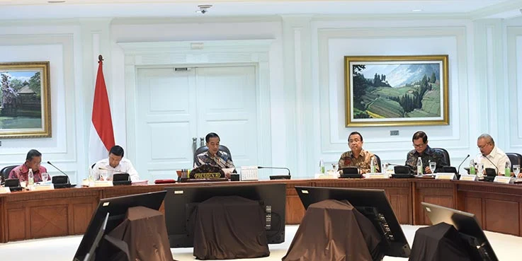 Gubernur Sumsel Alex Noerdin (paling kanan) mengikuti rapat terbatas yang dipimpin oleh Presiden Jokowi, di Kantor Presiden, Jakarta, Selasa (21/3) sore.