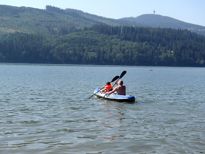 Jezioro Orawskie, zabawa nad wodą, pływanie kajakiem po jeziorze