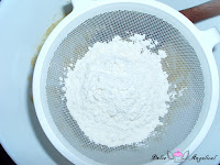 Tamizando la harina y el azúcar glass