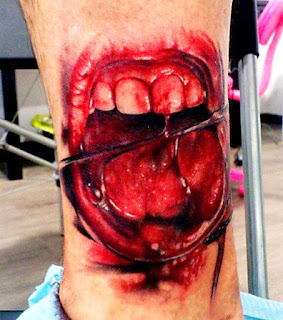 Tatuaje realista de boca sangrienta