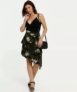 Tendências Body Feminino Transpassado Alças Finas Para ir ao trabalho ou usar no inverno, vale combiná-lo com calça. Vale ficar atento para quais partes de baixo ficam melhor com essa peça, sempre prestando atenção no equilíbrio da produção
