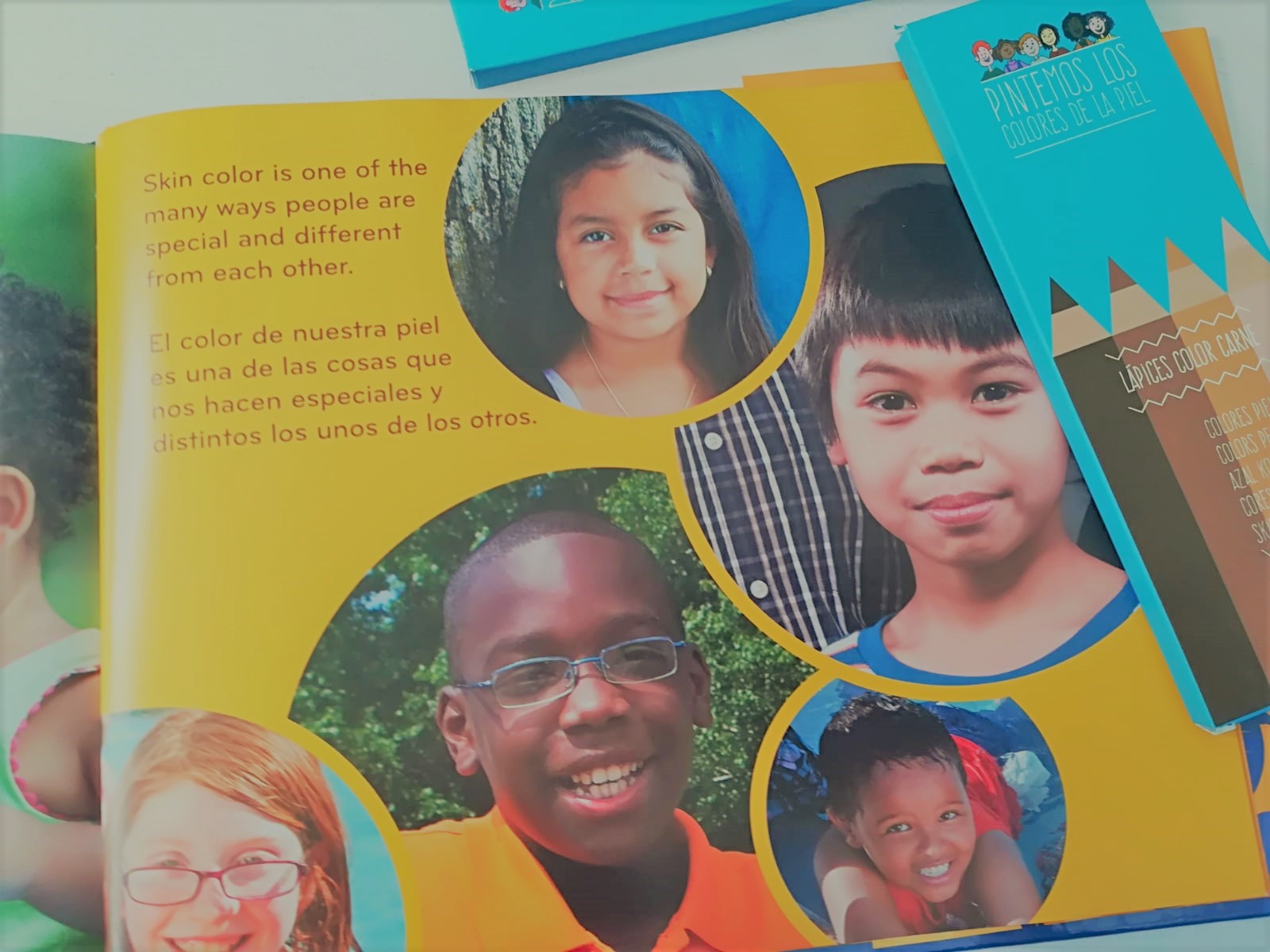 Mis cuentos cuentan All the Colors We are Todos los colores de