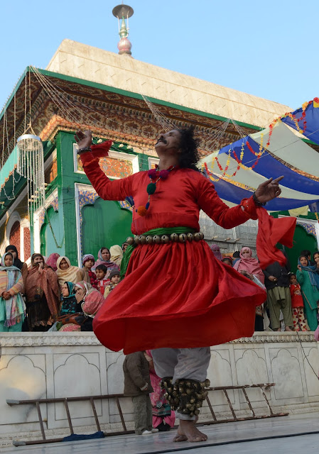 Pakistan, Religion, Sufi, Islam, Lahore, Shrine, Saint, Mian Mir Sahib, Devotee, Perform, Dance, Death, Anniversary, Festival, News, Candel, Oil Lamp, People, 