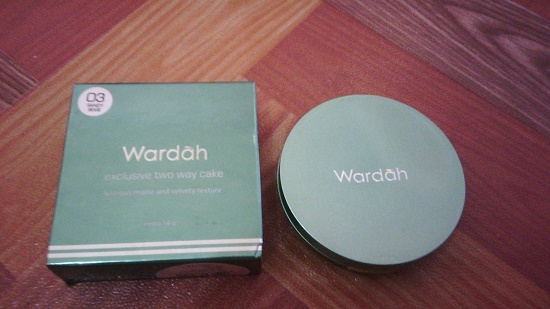 review dan harga Wardah exclusive two way cake