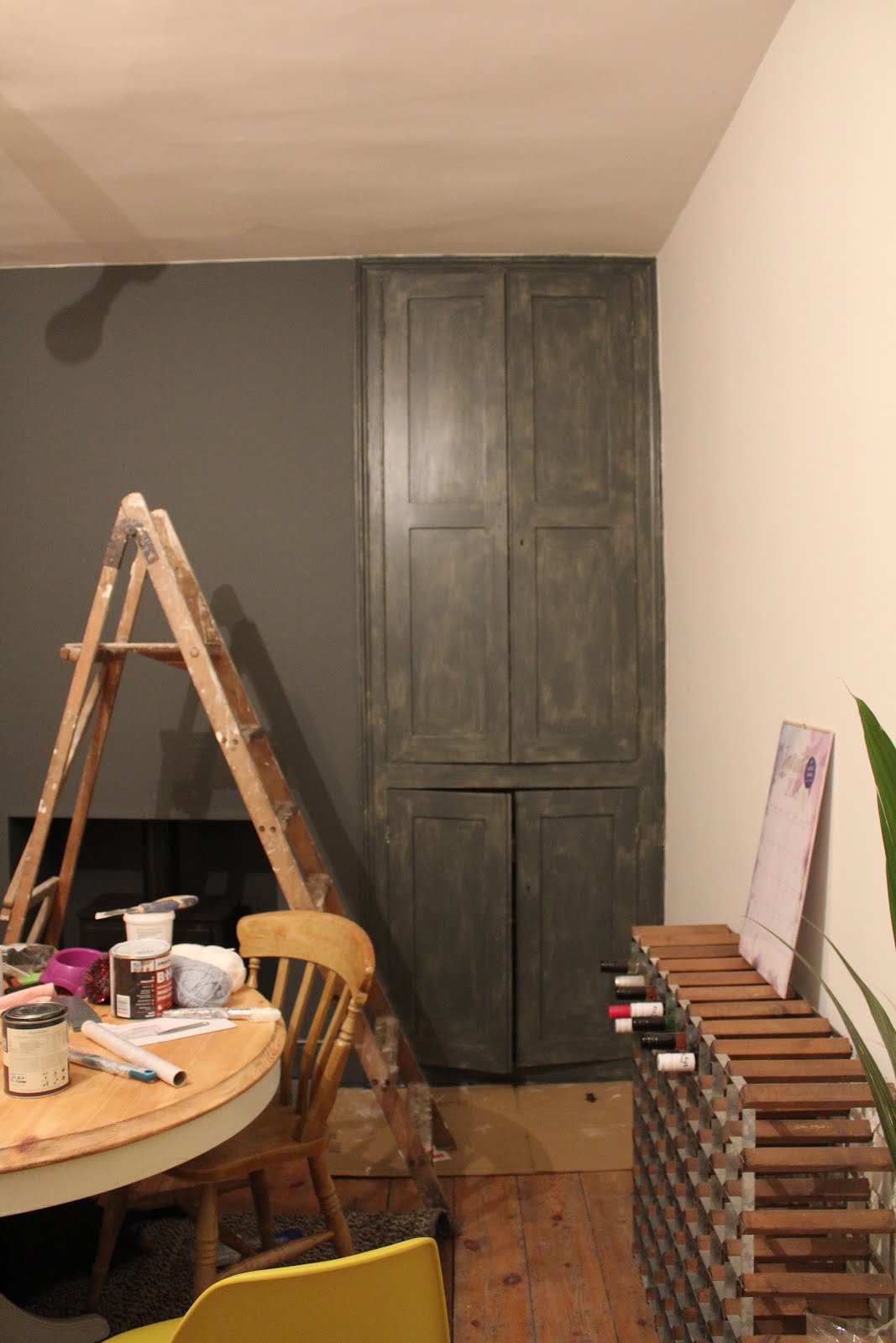 Built-in cupboard downpipe paint