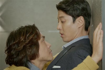 Oh Jung Se as Na Joo Hyun has Kim Shin up against a wall.