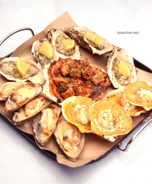Seafood platter, filled with oysters, large scallops and mussels