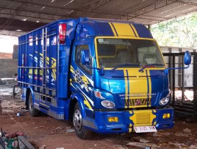 Variasi Truk Lampung-biru kuning