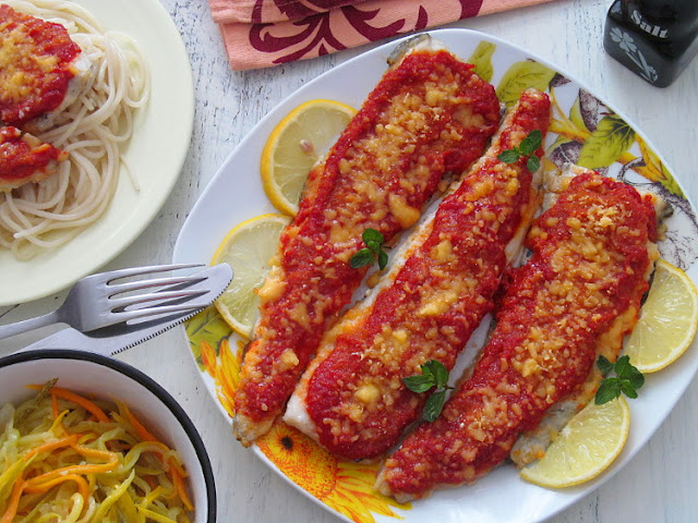 Рыба запеченная под соусом из красного перца