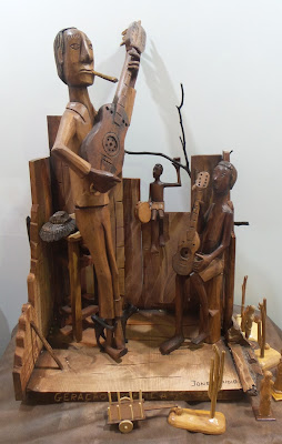 Jones Emídio; escultura em madeira;