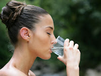 5 Manfaat Minum Air Putih Saat Perut Kosong