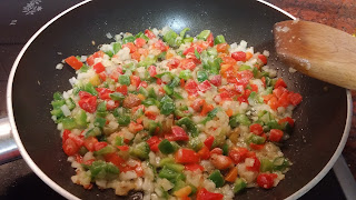 Arroz amarillo con salchichas