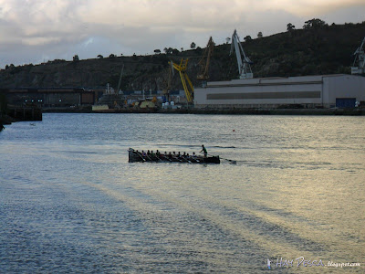 Una trainera a la altura de Erandio-Barakaldo