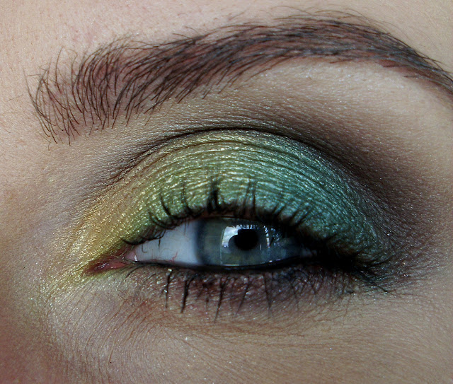 Makijaż jesienny w brązach złocie i zieleniach