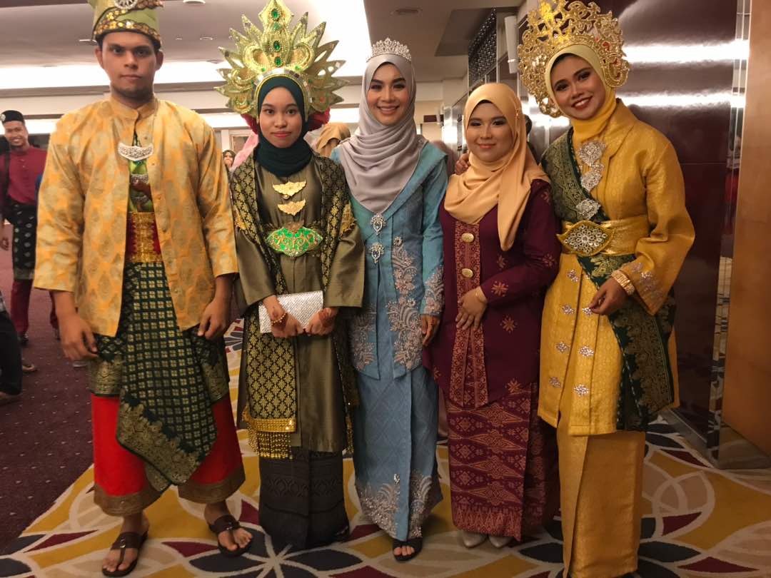 Tema Pakaian Tradisional Melayu - MilatinMaddox