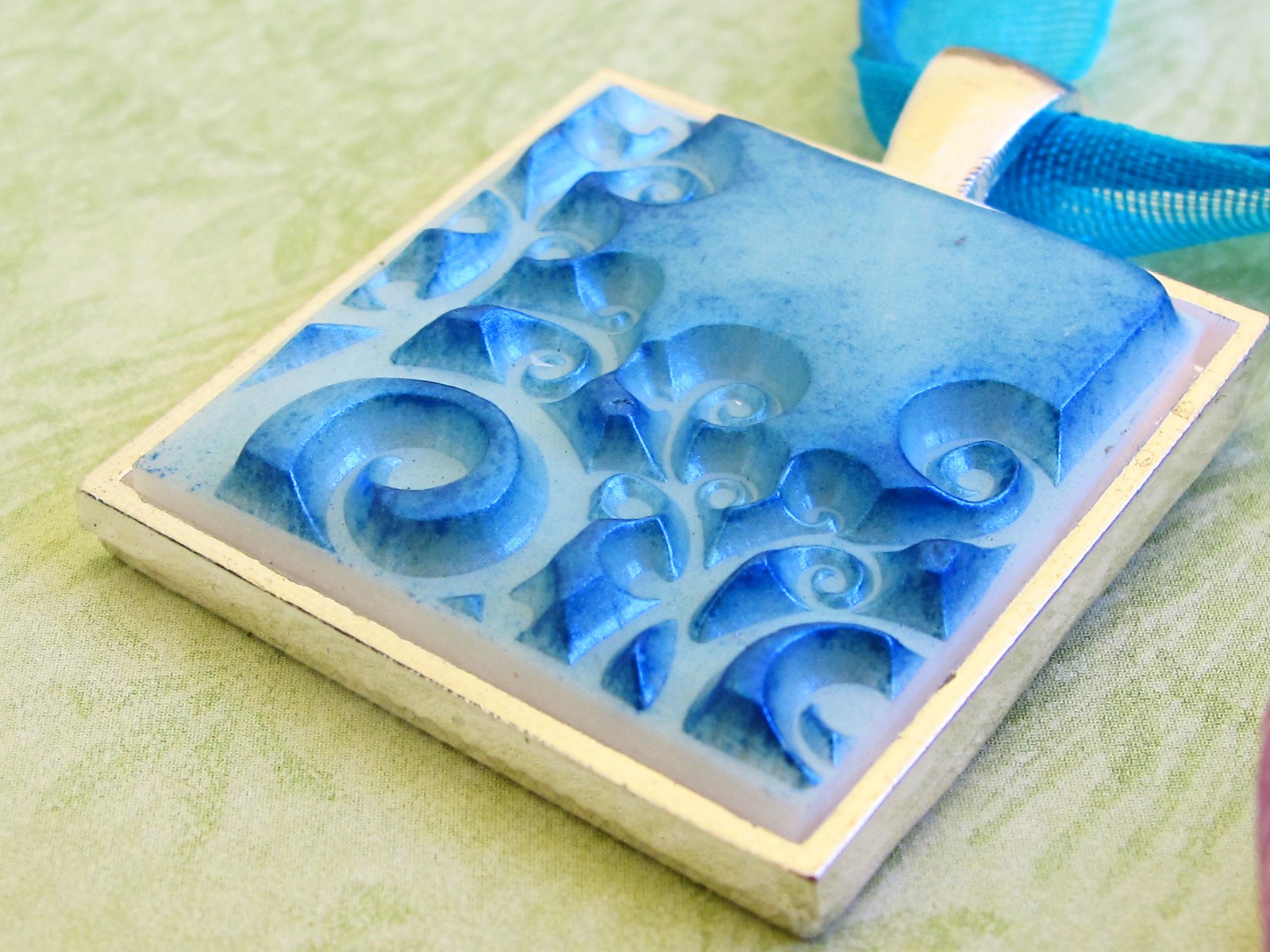 How to Make a Resin Mold Using an Ink Stamp / The Beading Gem