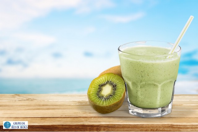 smoothie de kiwi, lechuga y espinacas