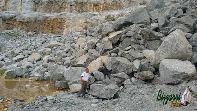 Bizzarri, da Bizzarri Pedras, fazendo o que mais gosta, garimpando pedras ornamentais para as construções com pedras para paisagismo, lagos, muro de pedra e pedras para jardim. Gosto de garimpar essas pedras e já imaginar elas sendo colocadas em cada trabalho de pedra que vou executando.