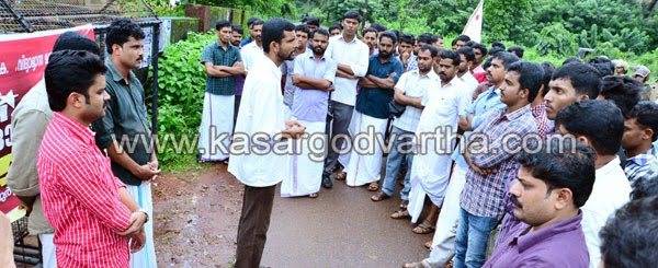 DYFI, Protest, March, Kasaragod, Plus-two, Kerala, Education Minister, AEO, corruption, DYFI march against AEO office