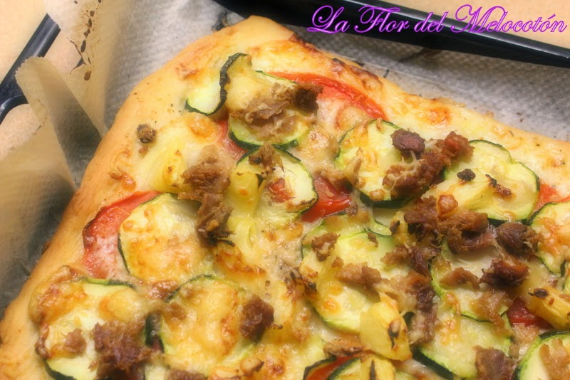 Pizza de verduras y atún