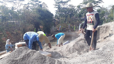 DAPAT ILMU PEMECAH BATU KALI DAPAT ILMU PEMECAH BATU KALI
