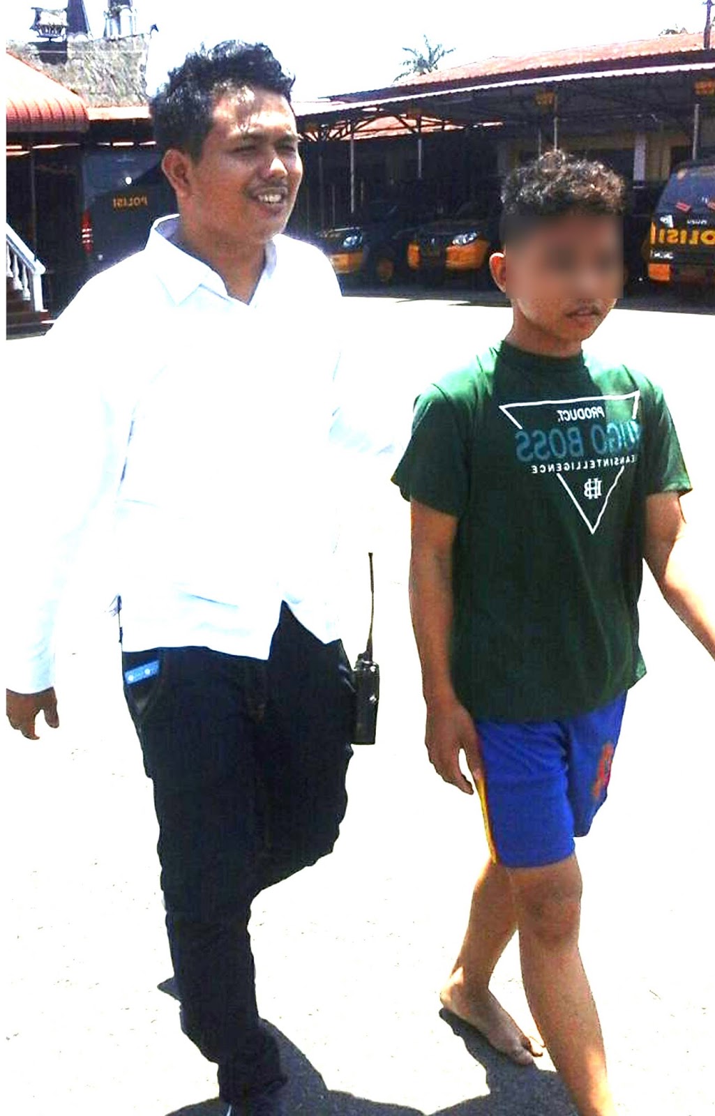 Tersangka pelaku cabul di Siantar saat dibawa polisi. Tersangka pelaku cabul di Siantar saat dibawa polisi.