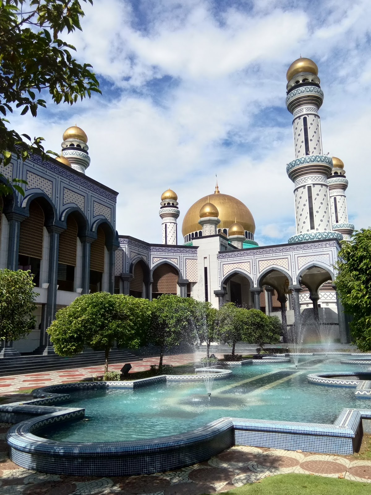 Sangat terpesona dengan rekaan masjid2 di sini