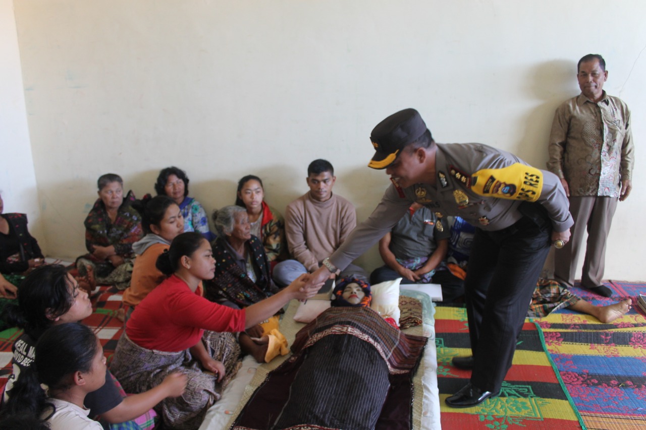 Melayat Ke Rumah Duka Orang Tua Bripda Erwan Limbong Kapolres