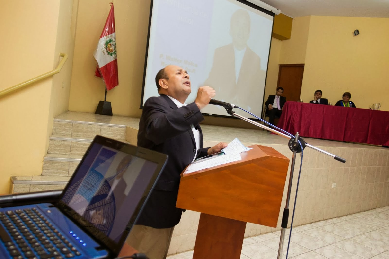 PRESENTACION DEL LIBRO EL PADRE WALTER MALCA